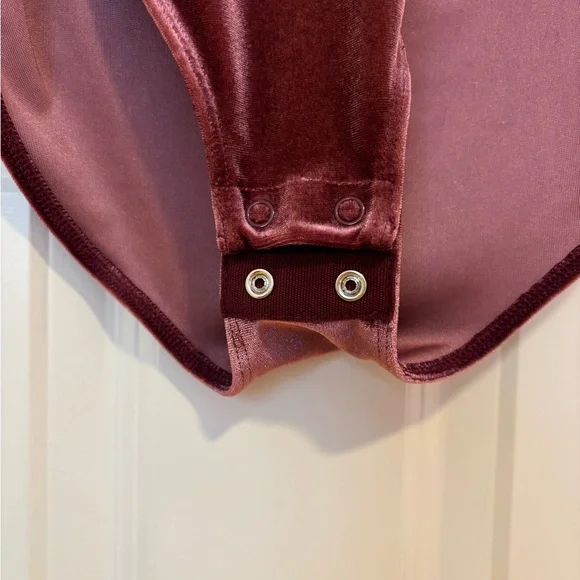 Elegant Velvet Bodysuit in Rich Burgundy - Picture 5 of 6